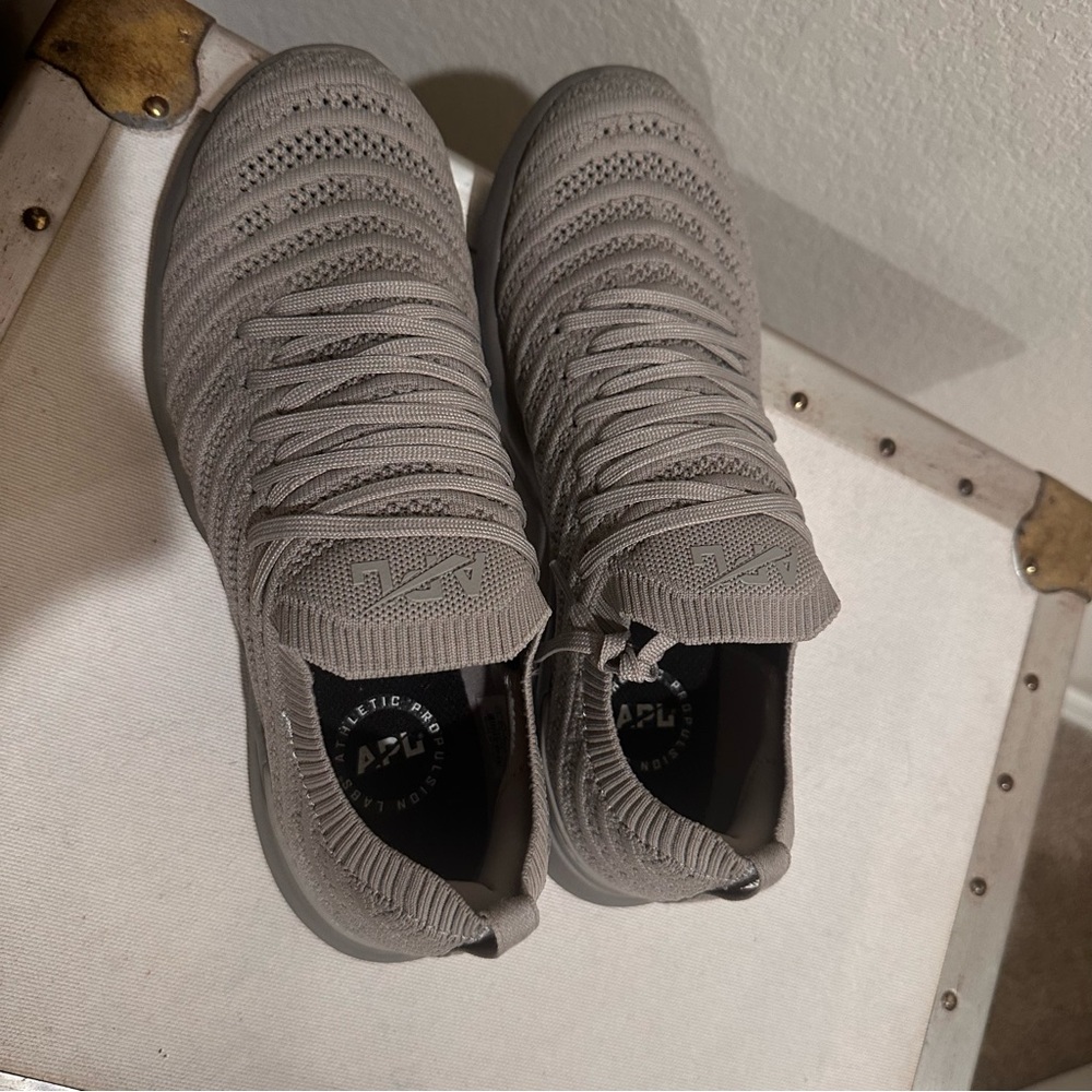 APL’s Unisex
Athletic Shoes
Grey Sz 7.5 M which will fit Women 8.5/9 - Picture 2 of 4